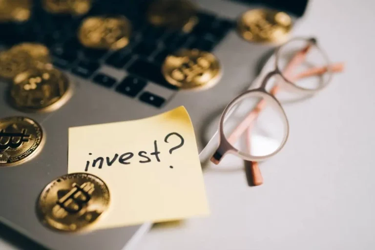 Koin emas, kacamata dan catatan sticky note, simulasi perencanaan keuangan investasi