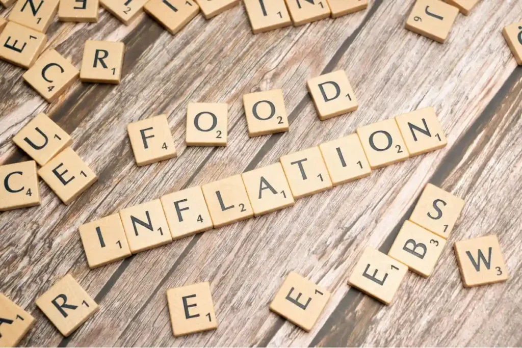 Blok kayu balok susun membentuk kata INFLATION konsep dasar pengertian inflasi ekonomi