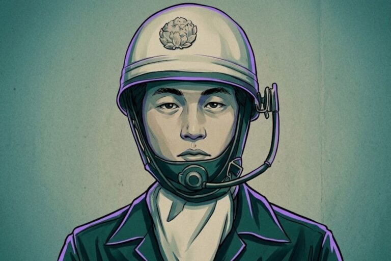 Ilustrasi pria menyamar mengenakan helm polisi sepeda motor Jepang, merepresentasikan pelaku misterius dalam kasus perampokan 300 juta yen yang tak terpecahkan.